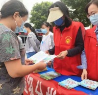官塘社區(qū)開(kāi)展垃圾分類宣傳志愿服務(wù)活動(dòng)